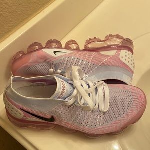 Nike flyknit Pink Vapormax Brand new in box (6.5)